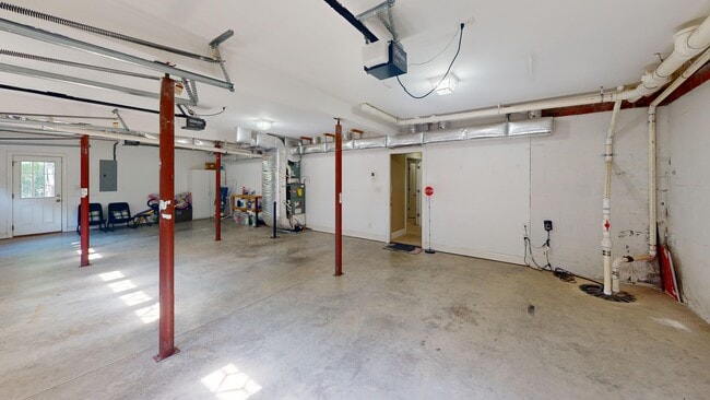 Building Photo - 2140 Rossmore Rd