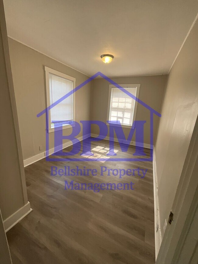 Building Photo - Freshly Renovated 3 Bed, 1 Bath Duplex – G...