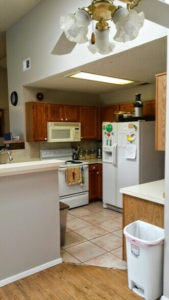 Building Photo - 3402 Meadowview Dr