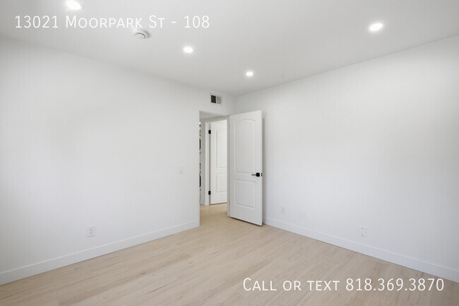Building Photo - 13021 Moorpark St