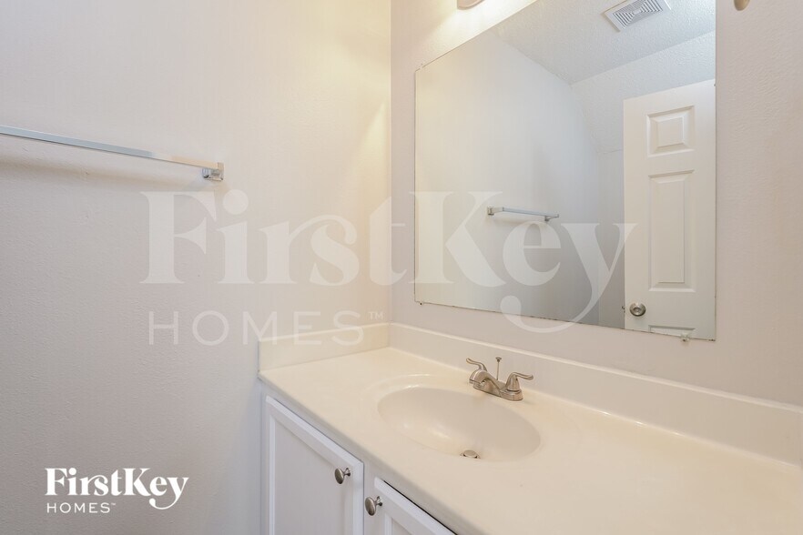 Building Photo - 3737 Eskdale Dr