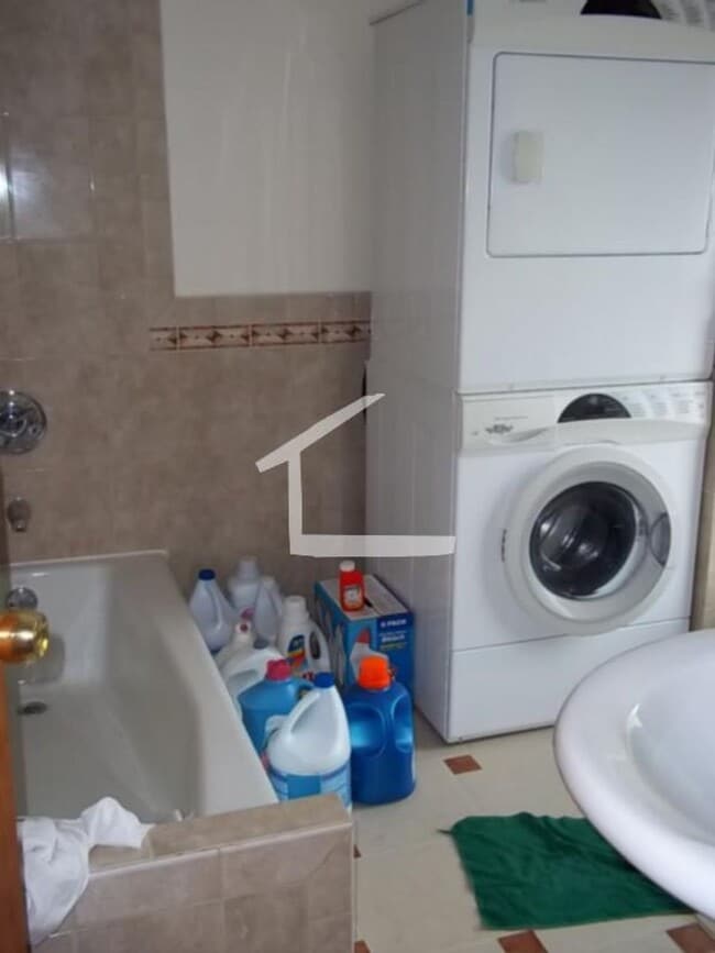 Building Photo - Single-Family House, Garage Parking, Central Heat/AC, In-Unit Washer and Dryer