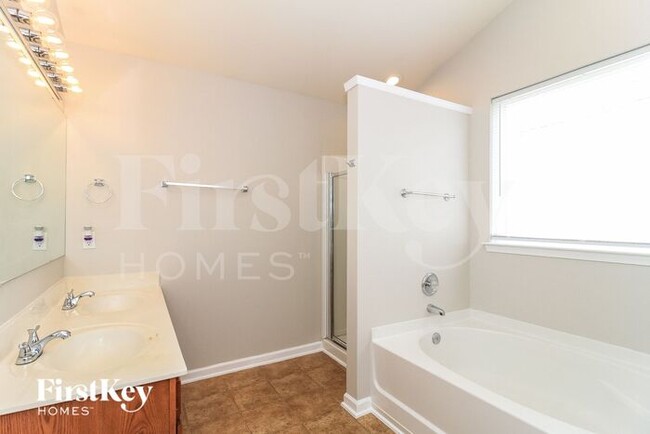 Building Photo - 2165 Rindle Dr