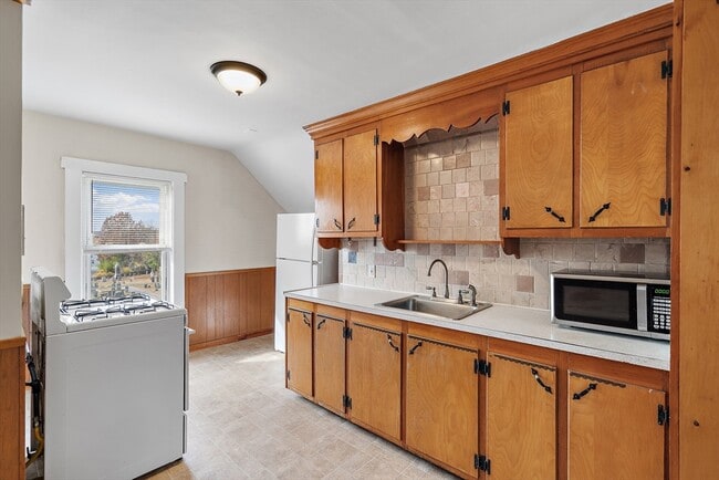 Building Photo - 2 Sutherland St