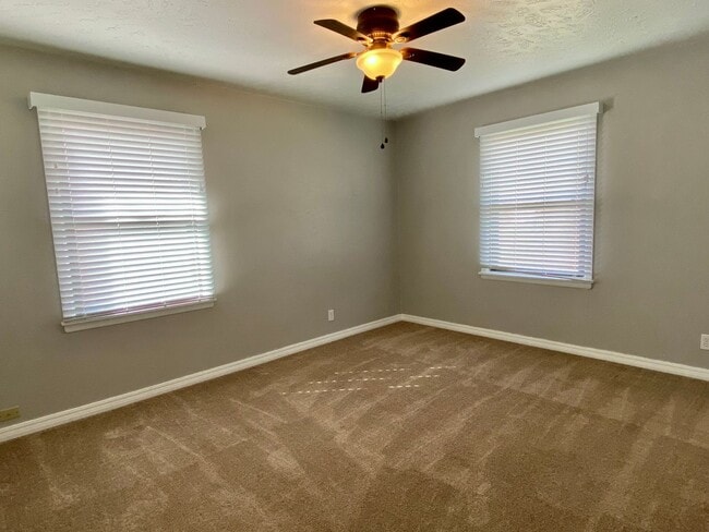 Building Photo - 3 Bed 1 bath with Huge Backyard!!