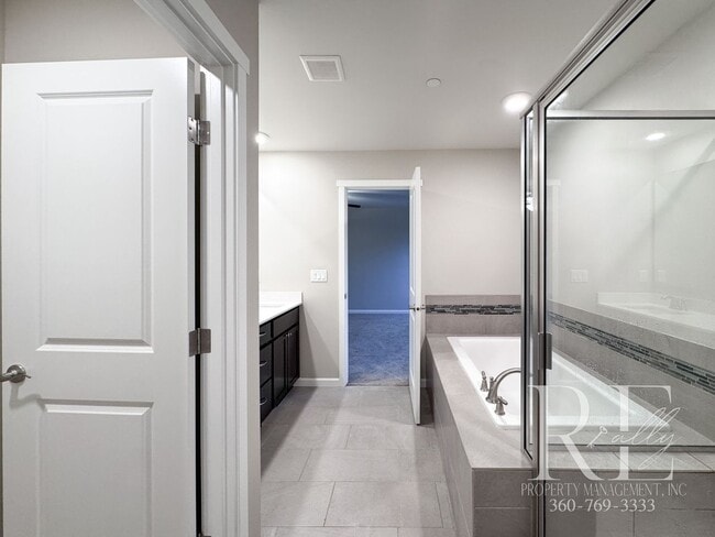 Building Photo - Bright Bremerton Home with Open Layout, A/C, and Fully Fenced Yard