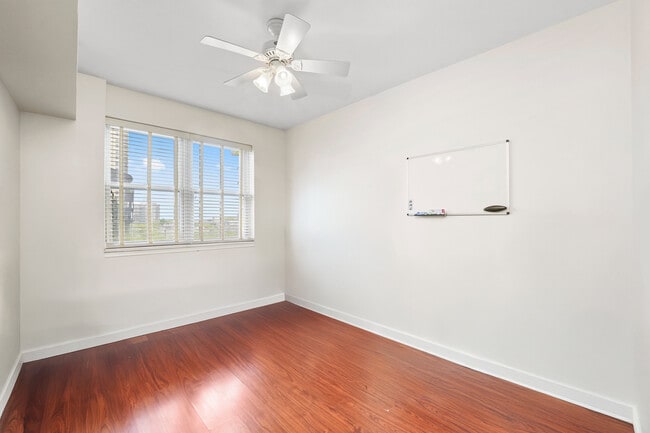Building Photo - 5 E 14th Pl