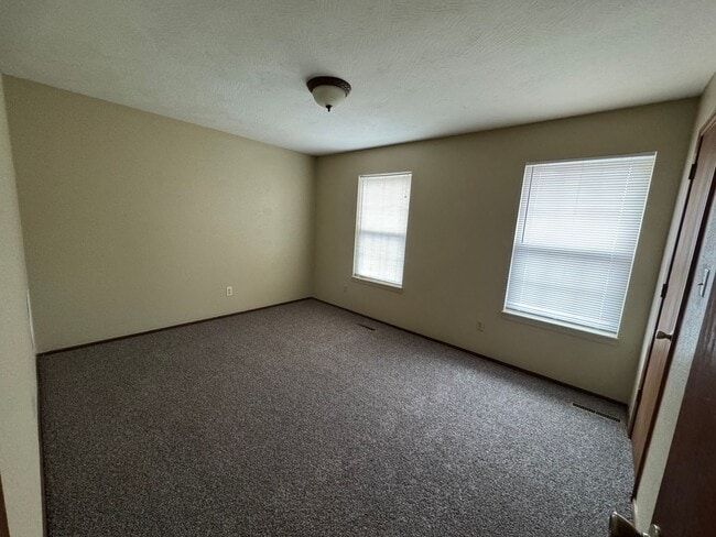Building Photo - 2 bedroom 1.5 bath home in a great location!