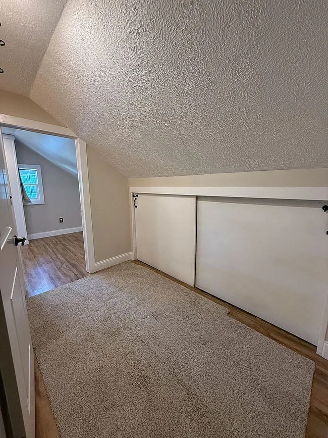 Building Photo - This remodeled 3-bedroom, 2-bath home