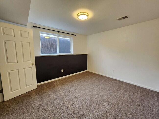 Building Photo - Spacious 5 Bed Home with Finished Basement, Multiple Living Areas & Private Backyard