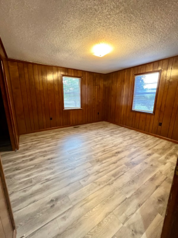 Building Photo - 722 Walnut Rd