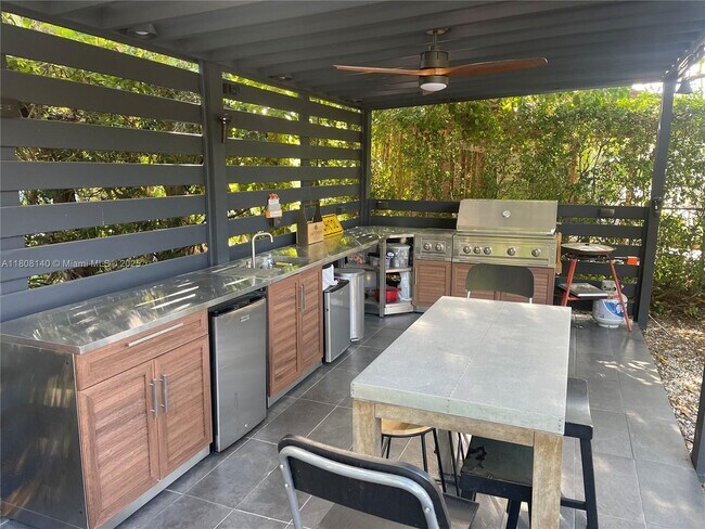 Building Photo - 5760 SW 56th St