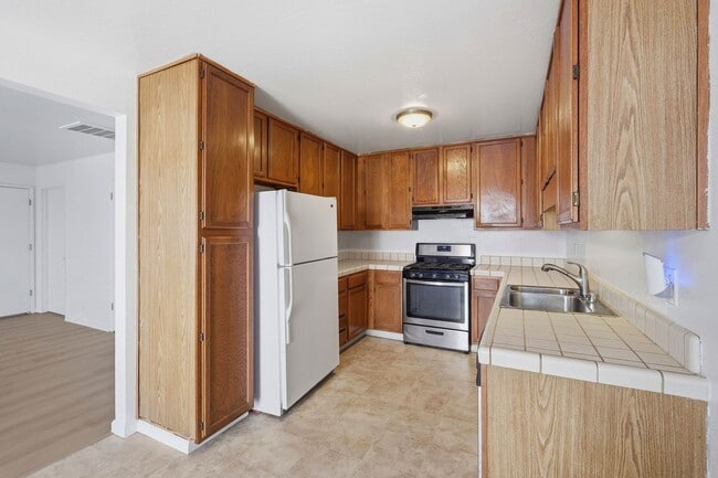 Building Photo - Updated Townhome with Garage!