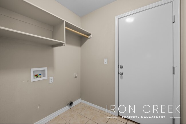 Building Photo - Quiet Abode in Prime Location with Easy Ac...