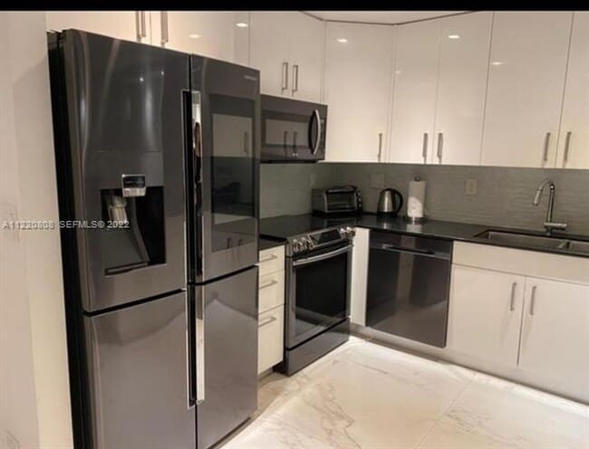Building Photo - 2301 Collins Ave