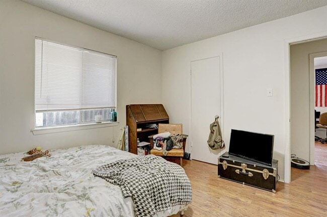 Building Photo - 8100 Sonnet Ave