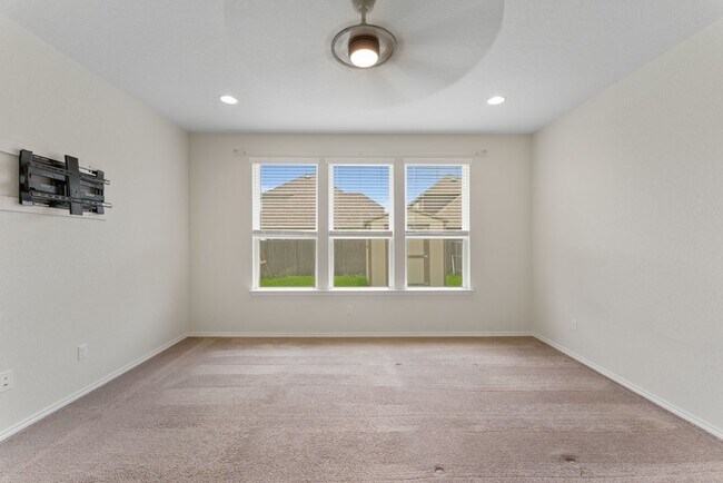 Building Photo - 942 Blue Violet