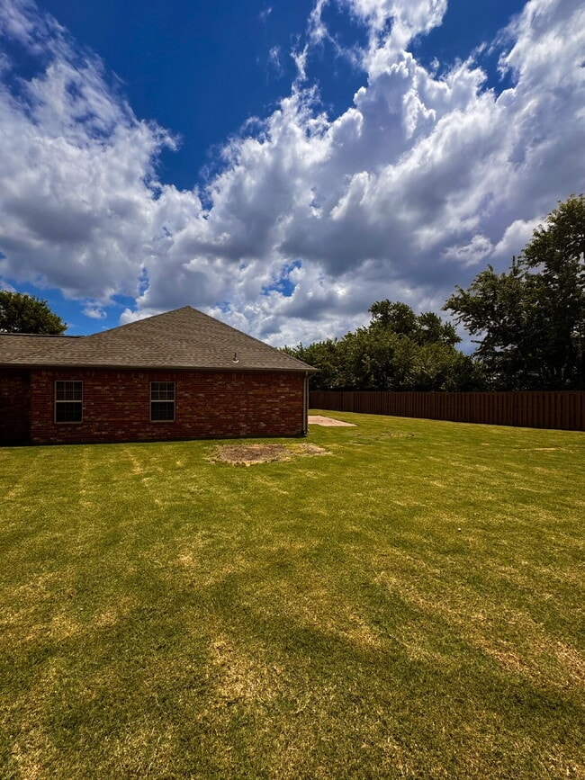 Building Photo - 6108 S 39th Pl