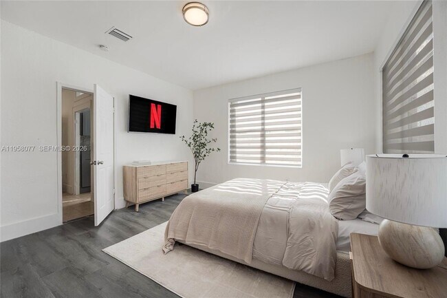 Building Photo - 301 SW 10th Ave