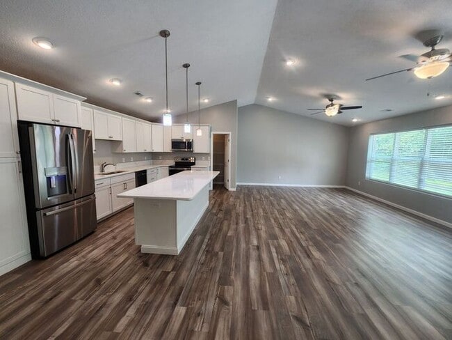 Building Photo - Hot Deal: Save $2,000 Today! Qualified app...