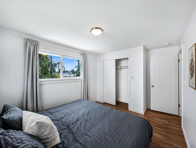 Building Photo - Discover Your Dream Home in a Quiet Seattle Oasis!