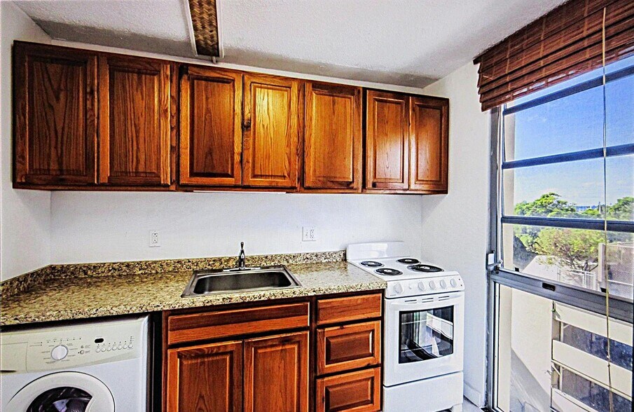 Building Photo - 419A Atkinson Dr