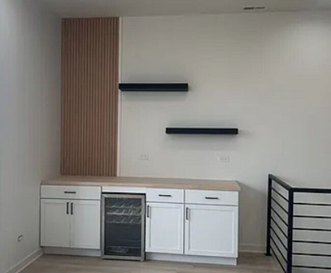Building Photo - Modern 3b/2b Apartment In Humboldt Park