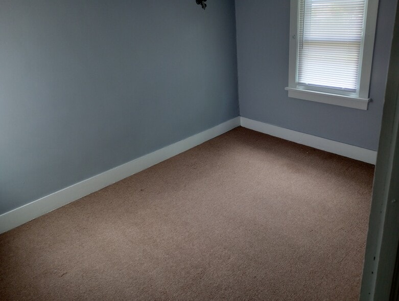 Building Photo - 206 E 8th St