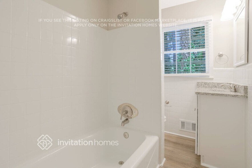 Building Photo - 1801 Romans Dr
