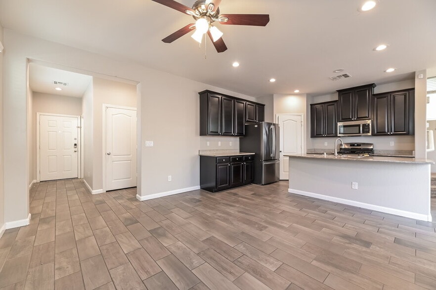 Building Photo - 6388 Kellyville Dr