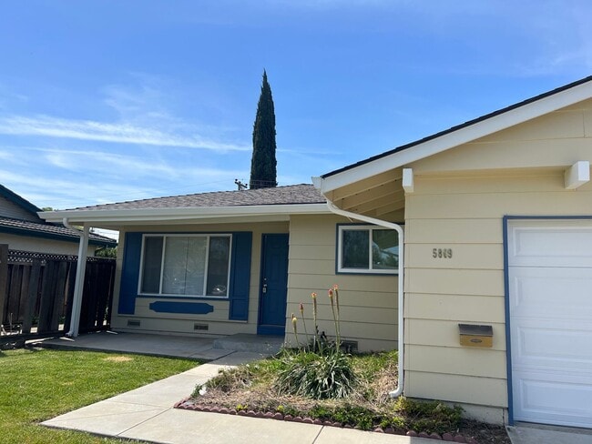 Building Photo - Excellent Value! Spacious Updated South Sa...