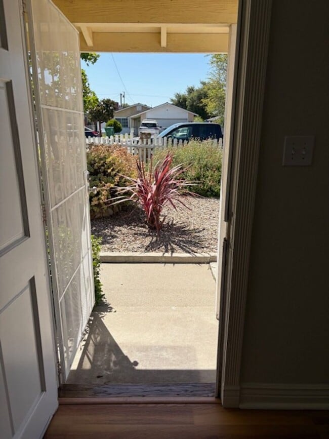 Building Photo - Beautiful 3 Bedroom, 1 Bathroom house