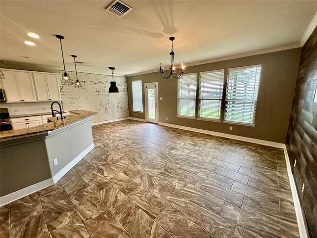 Building Photo - 5849 Sardinia Dr