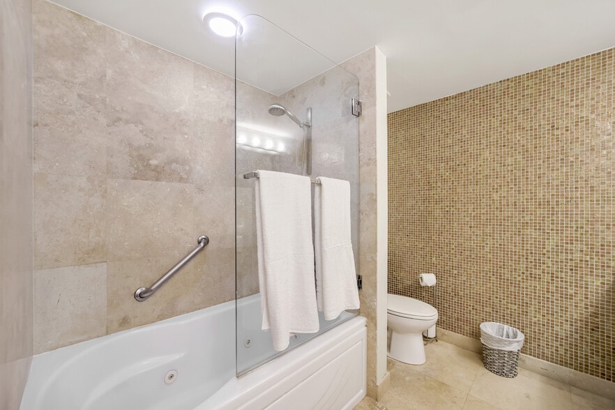 Master bathroom upstairs - 41 SE 5th St