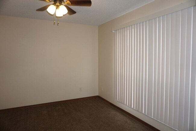Building Photo - Westside 2/2 Townhome