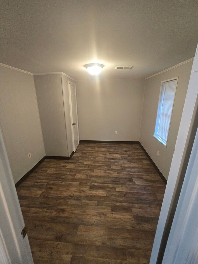 Building Photo - 2 Bed 1 bath duplex right across from Midl...