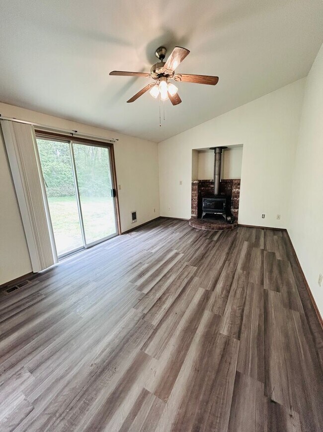 Building Photo - ***PENDING APPLICATION***Lovely Home Minutes away from West Beach