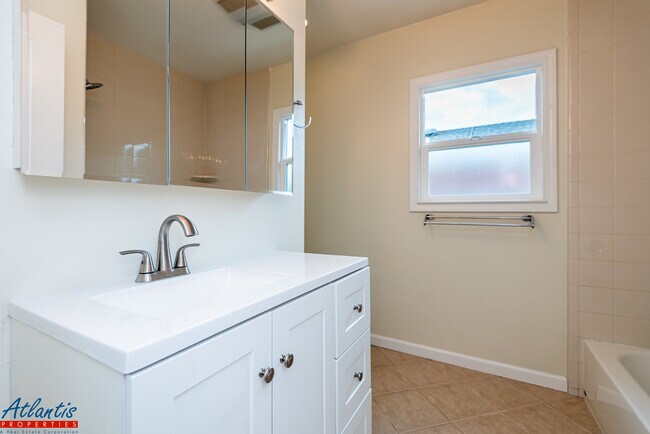 Building Photo - 768 Calderon Ave