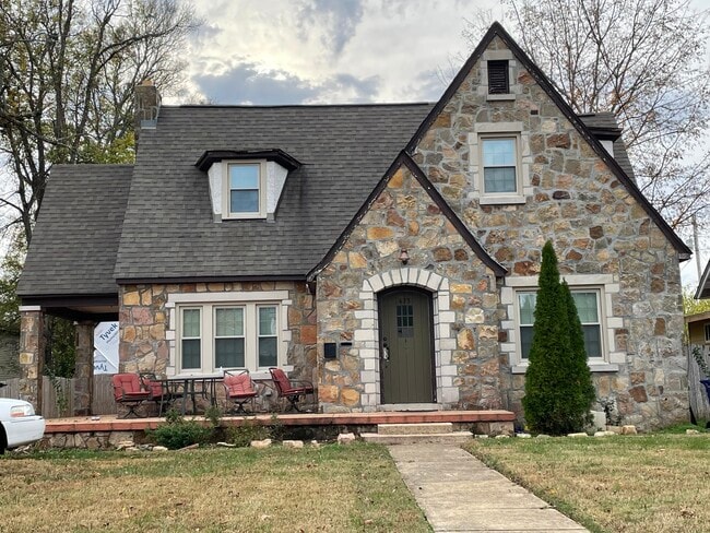 Primary Photo - 433 N Cypress St