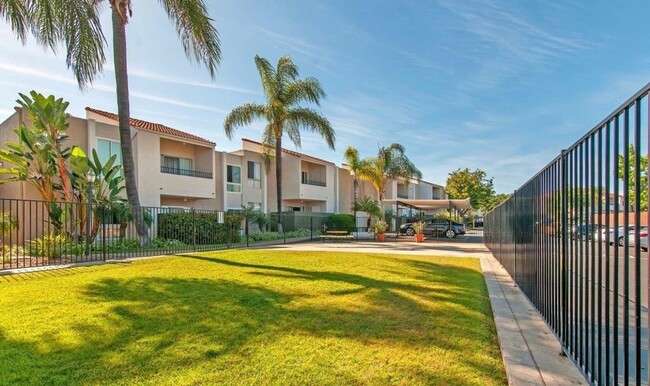 Building Photo - LIGHT & BRIGHT UPGRADED, 2 BEDROOM CONDO, ...