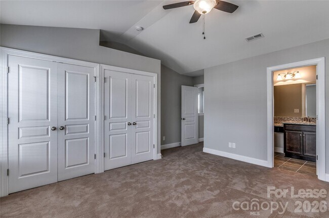 Building Photo - 362 Halton Crossing Dr SW