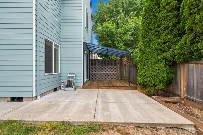 Building Photo - 1499 NE Birkshire Ct