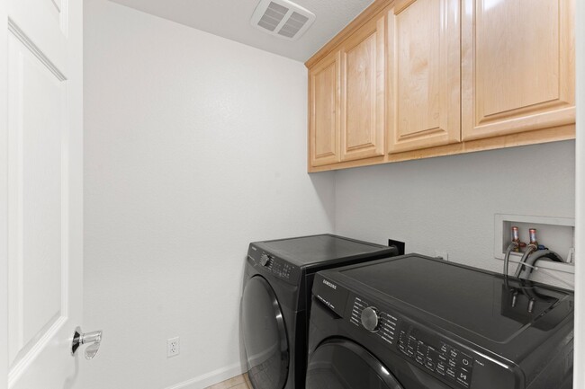 Building Photo - CONVENIENT & LUXURIOUS TOWNHOME BEAUTIFULL...