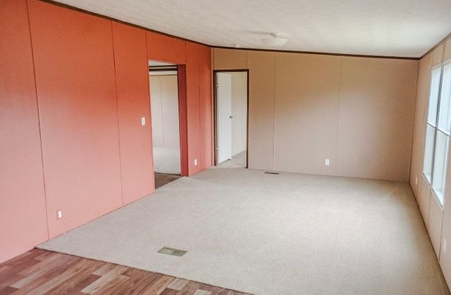 Building Photo - 565 Mustang Dr