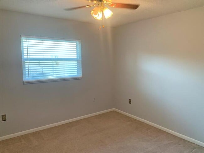 Building Photo - 523 Spring Oaks Blvd