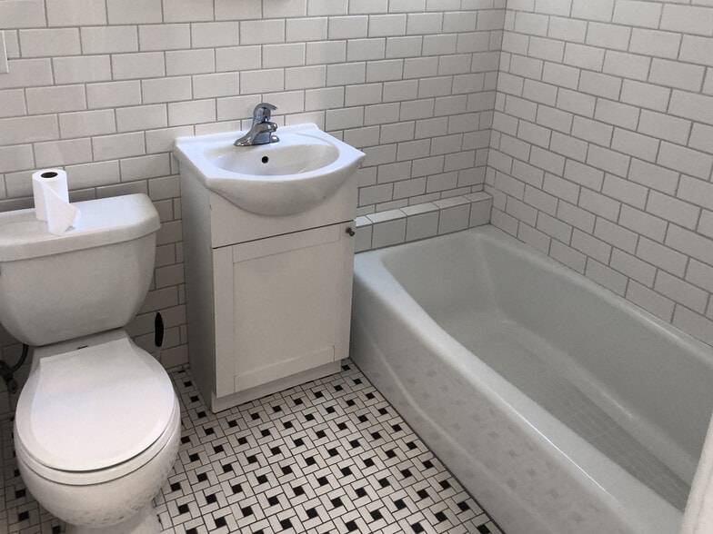 Building Photo - 10865 Fruitland Dr