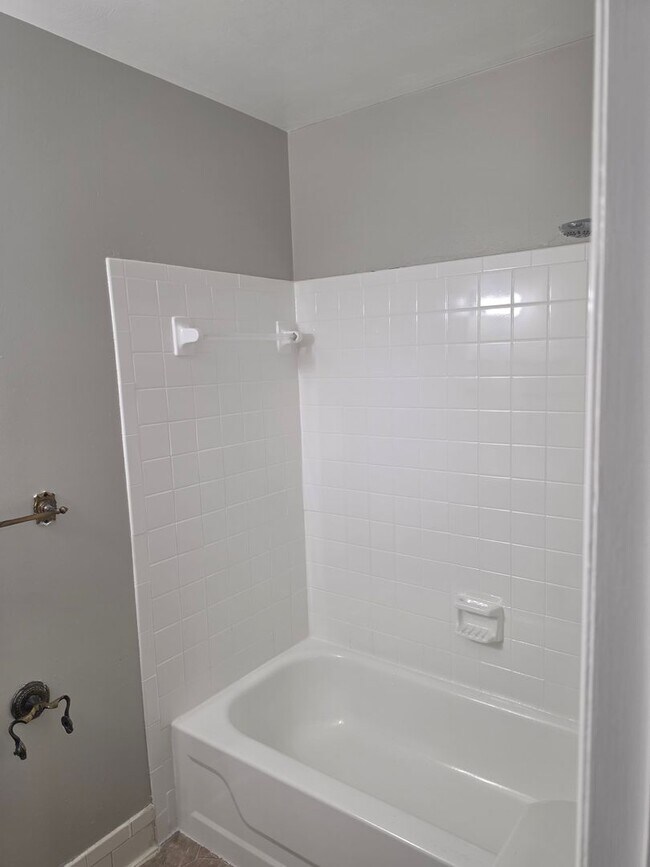 Building Photo - 3 bedroom 2.5 bath townhouse