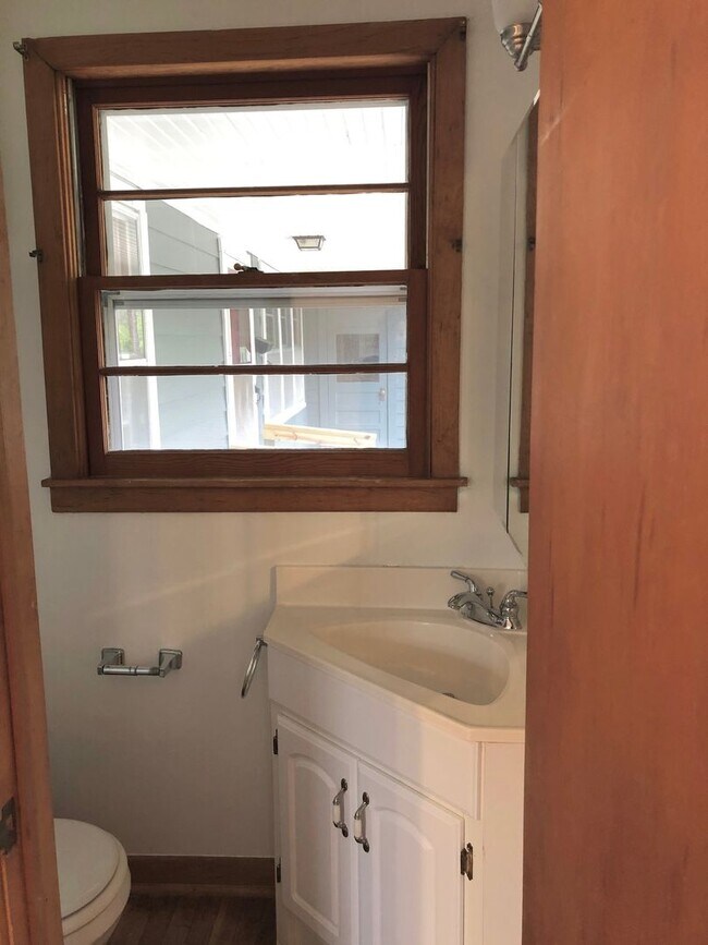 Building Photo - 3 bedroom, 2 Bath House Near University of...