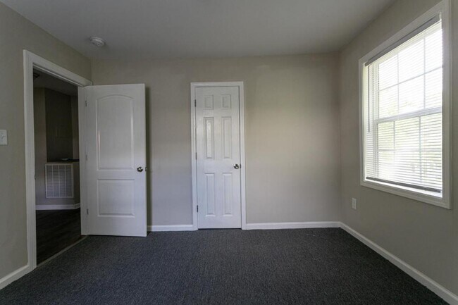 Building Photo - 516 North Dr