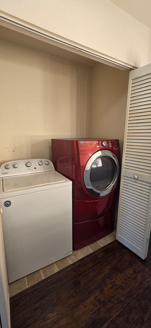 Building Photo - Beautiful 3 bedroom 2.5 bathroom END Unit ...